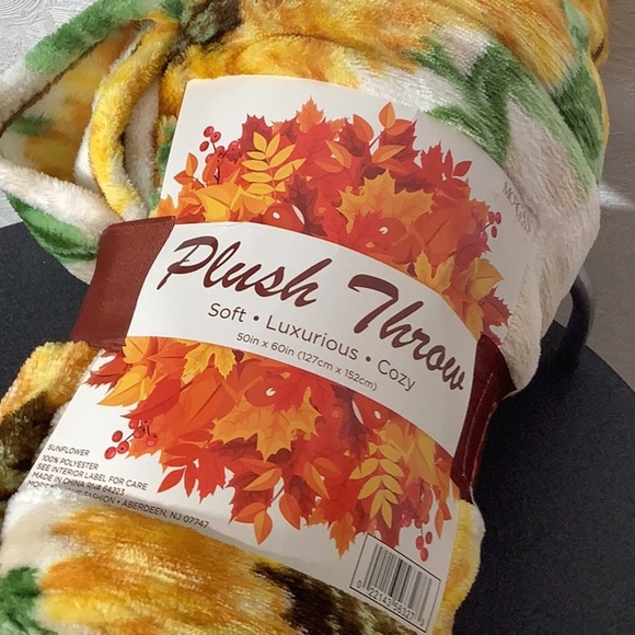 Morgan Home NEW - 50 x 60 IN - cozy soft luxurious SUNFLOWER themed Plush Throw - Picture 2 of 7